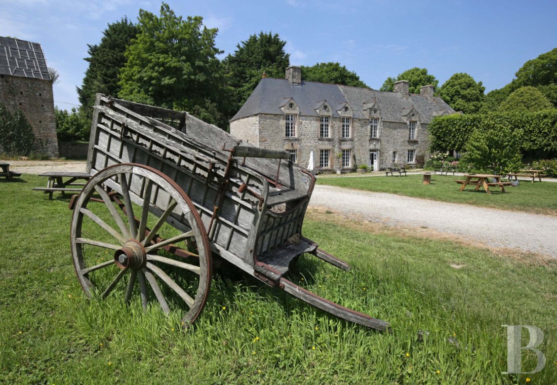 An 18th century chateau and its outbuildings spread across the heights of Val de Saire  in the Cotentin - photo  n°13